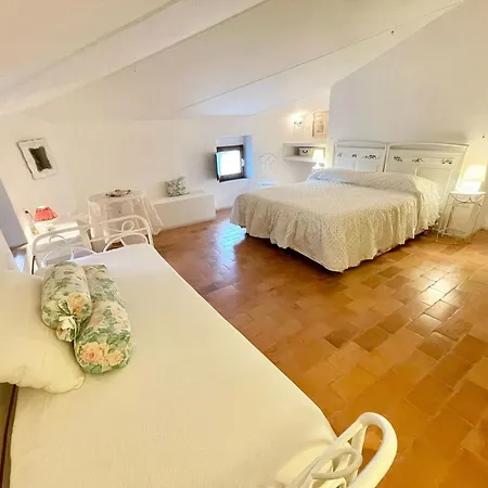 Adam House, Exclusive Pool, Outstanding Views, Vast Garden, Aircon, Sleeps 8 Villa