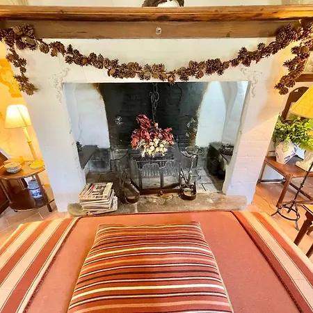 Adam House, Exclusive Pool, Outstanding Views, Vast Garden, Aircon, Sleeps 8