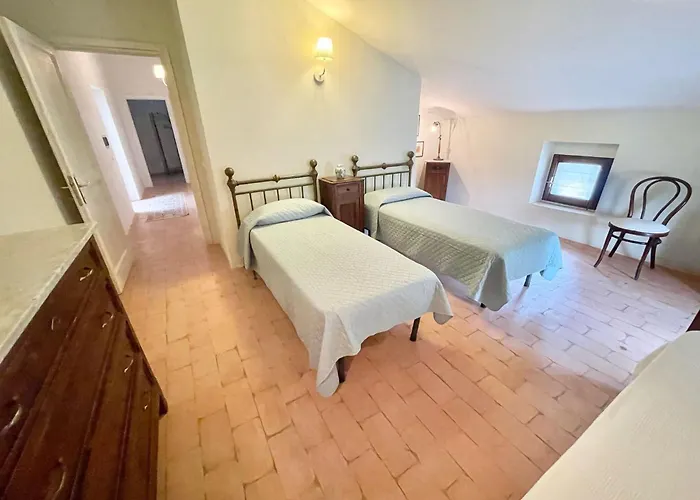 Adam House, Exclusive Pool, Outstanding Views, Vast Garden, Aircon, Sleeps 8 Сполето