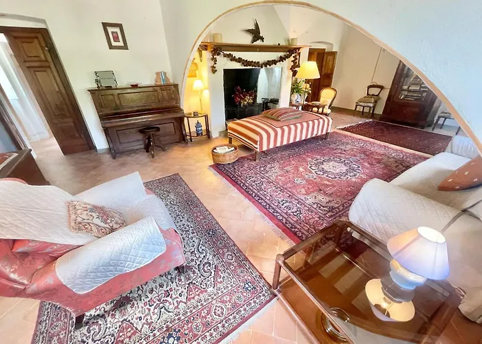 Adam House, Exclusive Pool, Outstanding Views, Vast Garden, Aircon, Sleeps 8 * Сполето